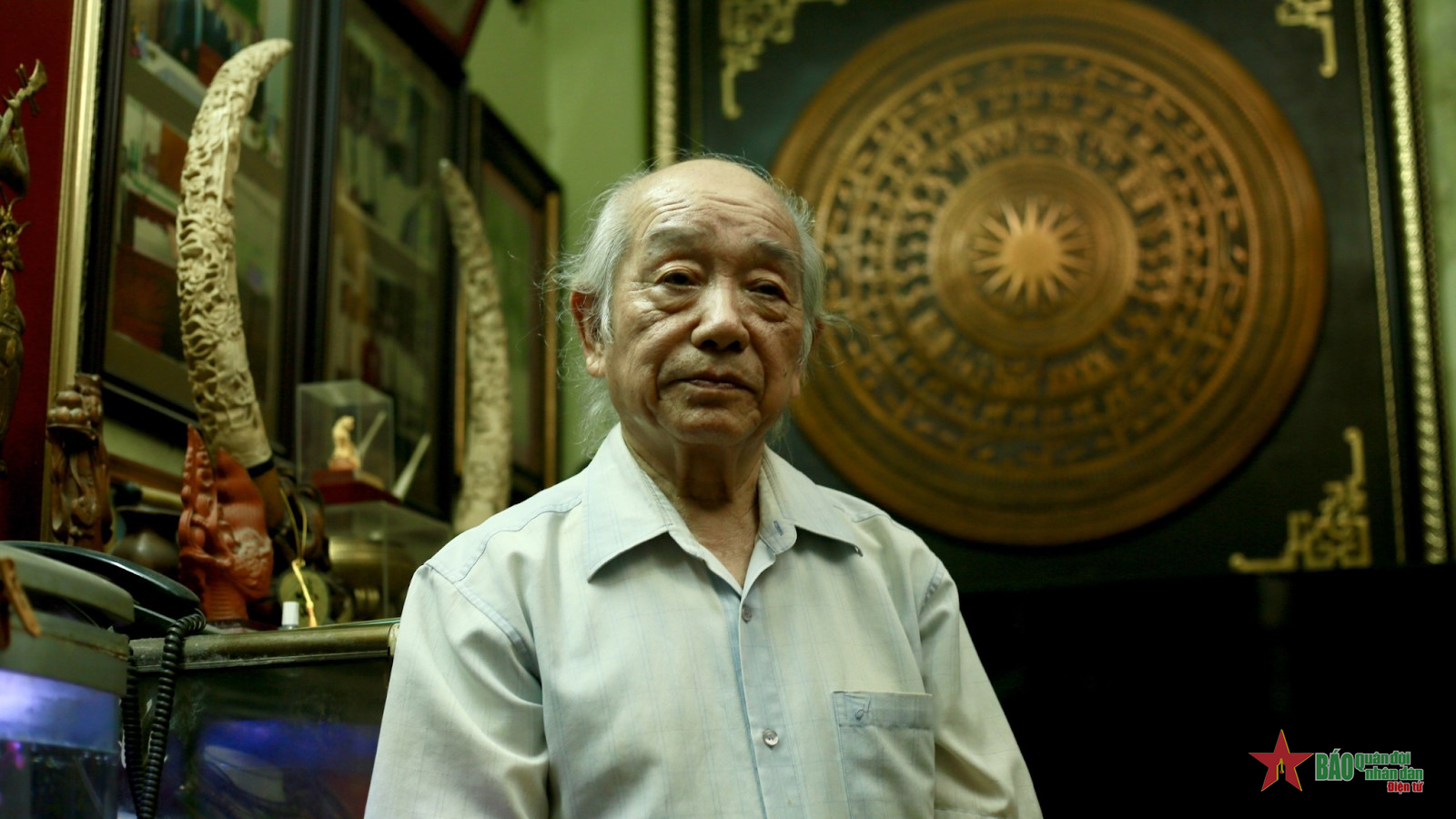 Bàn tay tài hoa 7 thập kỷ khảm tam khí

